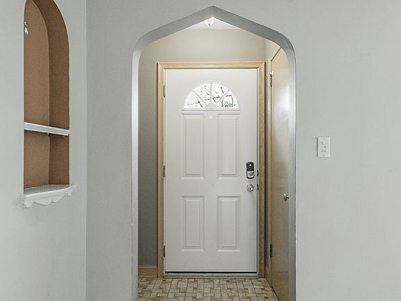5th image of 6040 10th Ave S