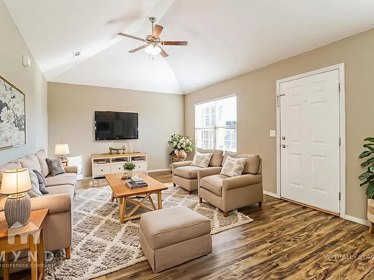 2112 Cedar Cir — Photo 2