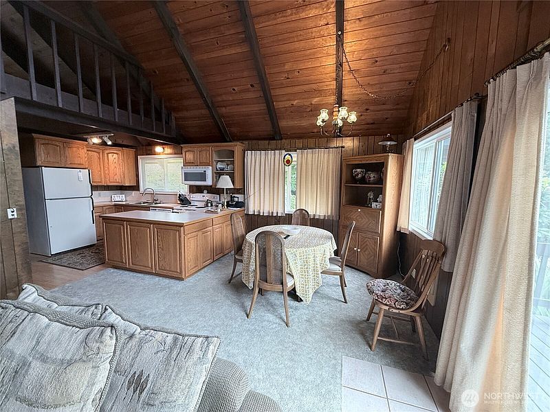 4th image of 32216 R Place