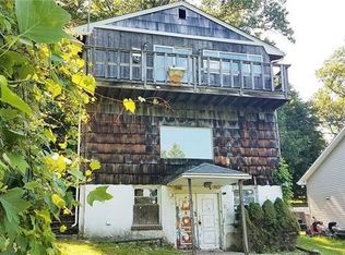 15 W Shore Dr, Putnam Valley, NY 10579
