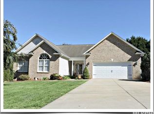 2594 Rolling Ridge Dr, Hickory, NC 28602