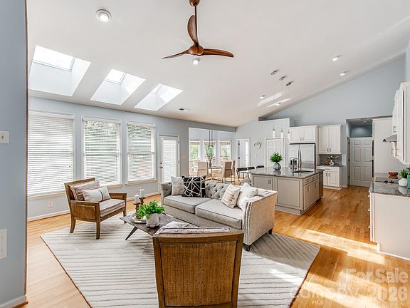 4th image of 7015 Oakview Ln