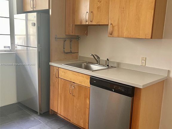 3rd image of 815 Lenox Ave APT 4