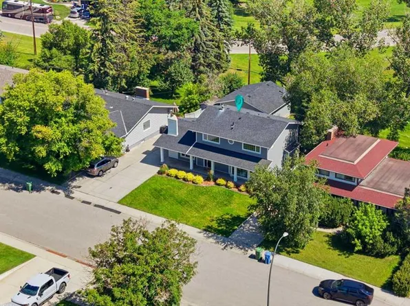 20 SW Mapleglade Close SE, Calgary, AB T2J 2G9