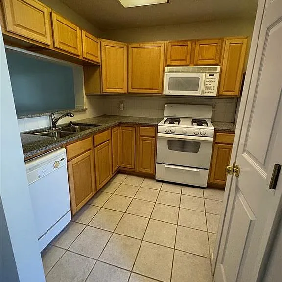 1306 Wedgewood Ct — Photo 7