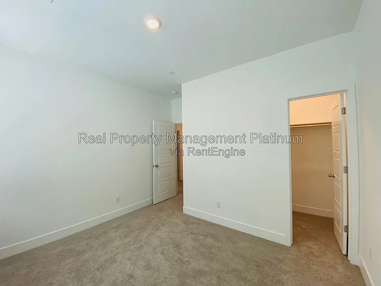 2752 E Tamarind Dr — Photo 30