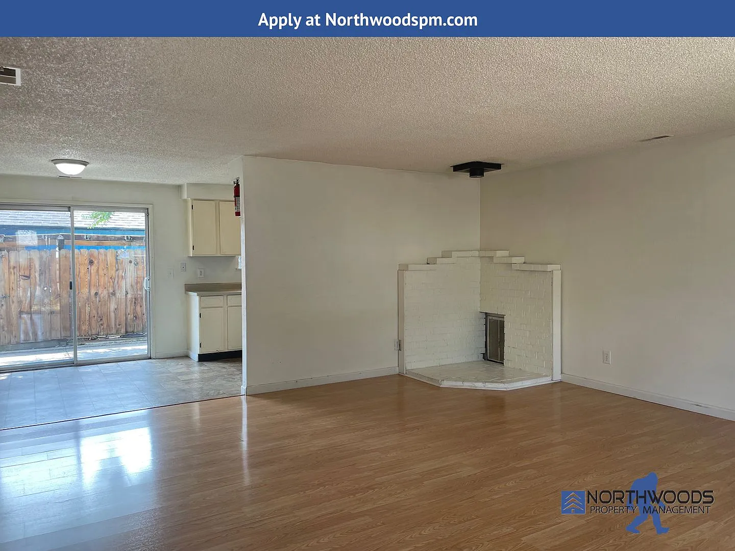 Charming 3 Bedroom 2 bath Home with a Private Back Yard — Photo 3