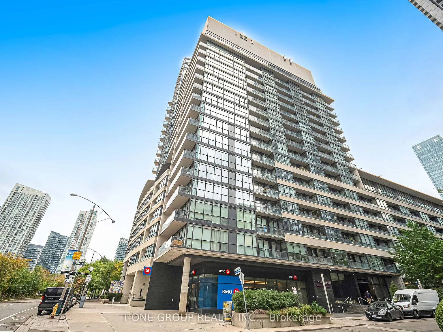 Luna Condominiums — Photo 3