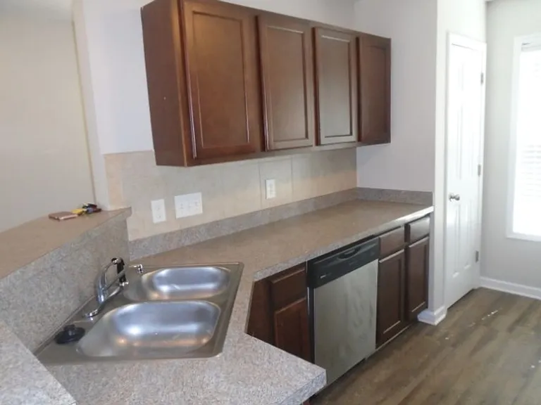 172 Collinwood Dr — Photo 5