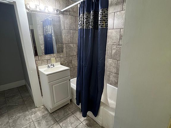 4th image of 303 Chandler Ave #5