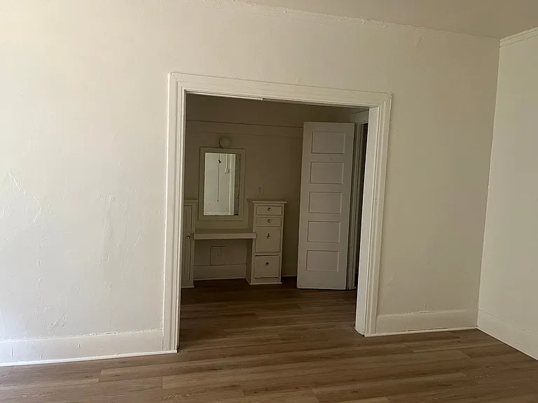 Carol Arms Apartments — Photo 2