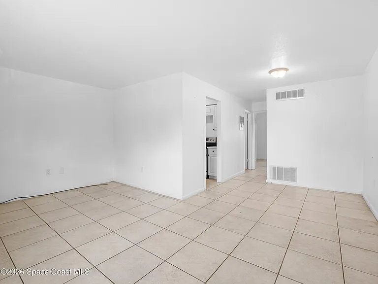 89 NW Irwin Ave #7 — Photo 1