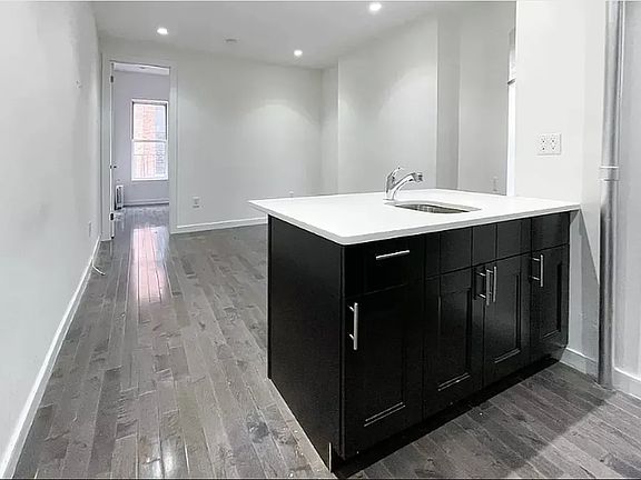 2nd image of 139 Mulberry St APT 18