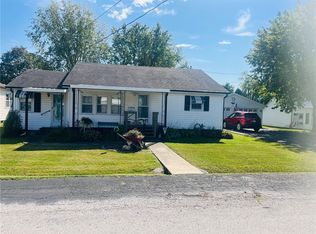 207 W 8th St, Saint Elmo, IL 62458