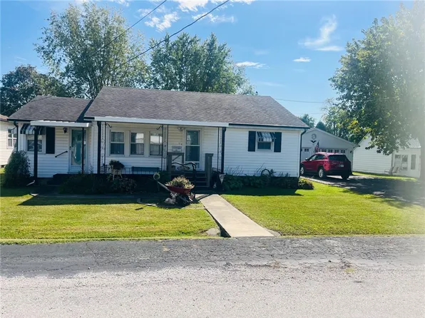 207 W 8th St, Saint Elmo, IL 62458