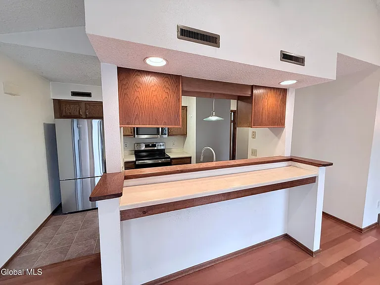 208 Yorktown Dr — Photo 4