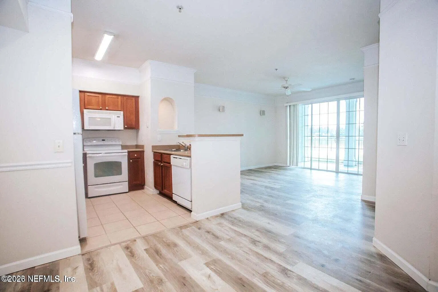 1 bed, 1.0 bath, 786 sqft, $1,425 — Photo 2