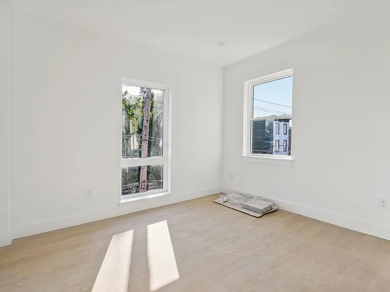 2400 W Montgomery Ave — Photo 7