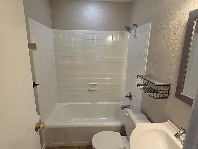 2421 Lindbergh Dr — Photo 7