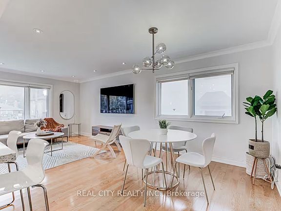 3rd image of 96 Wyndcliff Cres