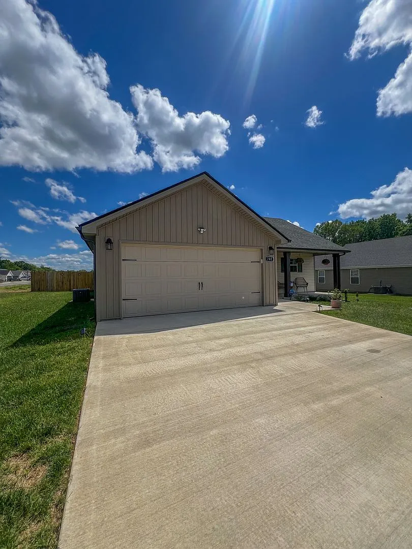 Move-In Special Available! Gorgeous Home! Large Corner Lot -Fenced In Backyard! — Photo 2