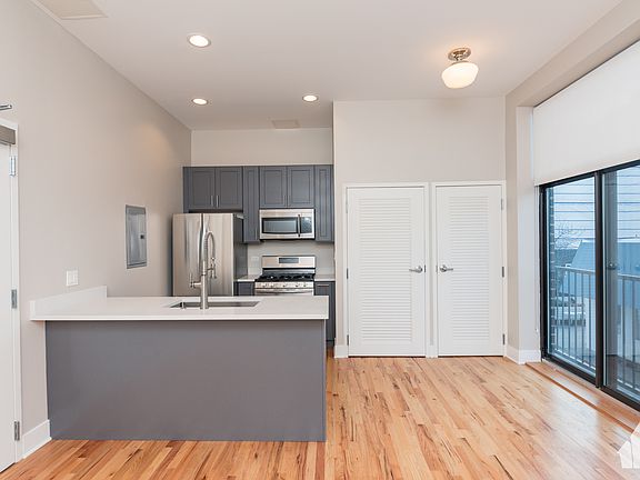 4th image of 3122 W Broadway St #201
