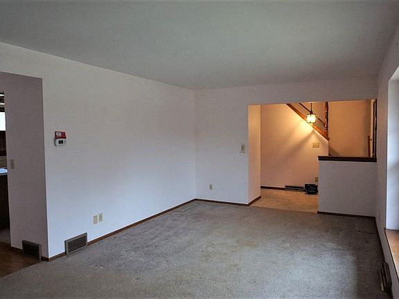 4th image of 221 W Theis St