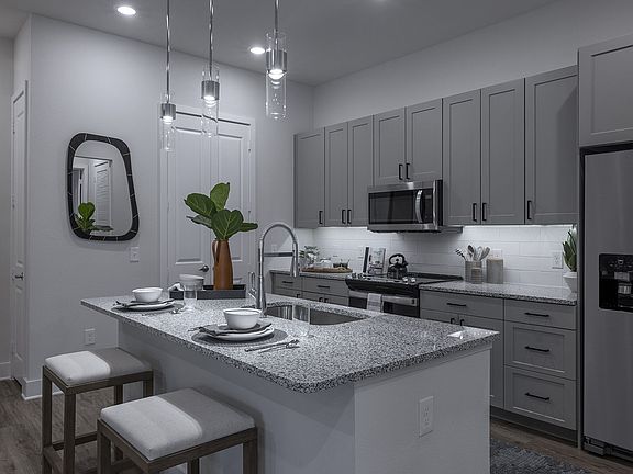 4th image of 930 Ridgeview Dr #2341