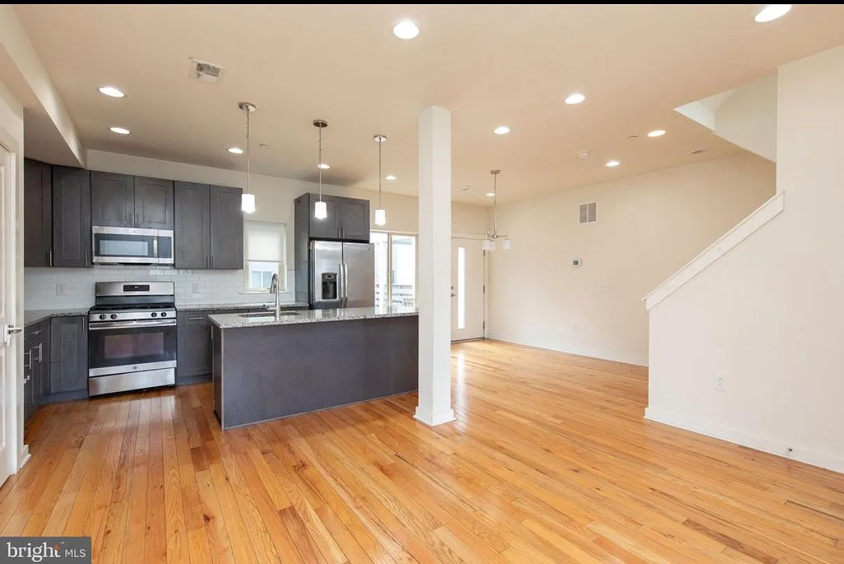 3 bed, 2371 sqft, $3,100 — Photo 4