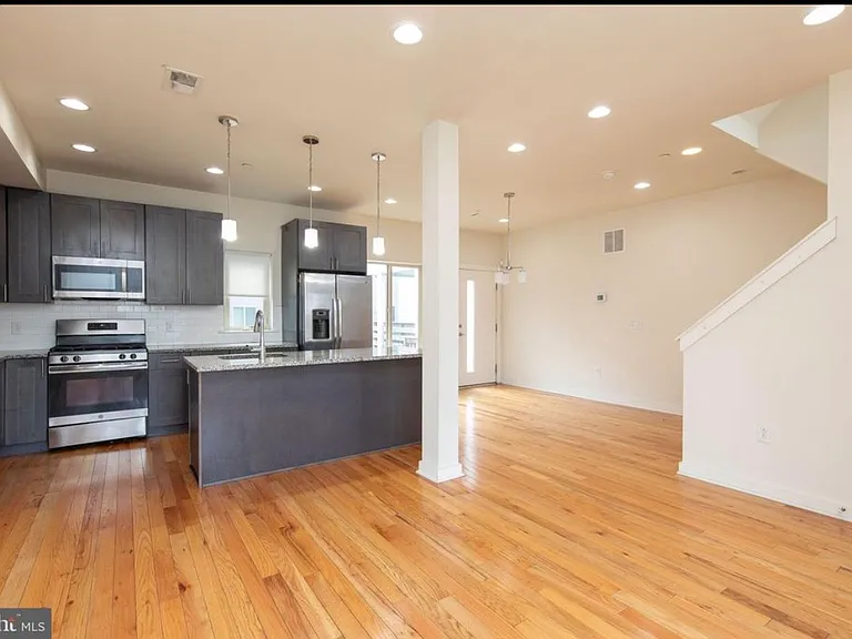 2663 Amber St — Photo 5