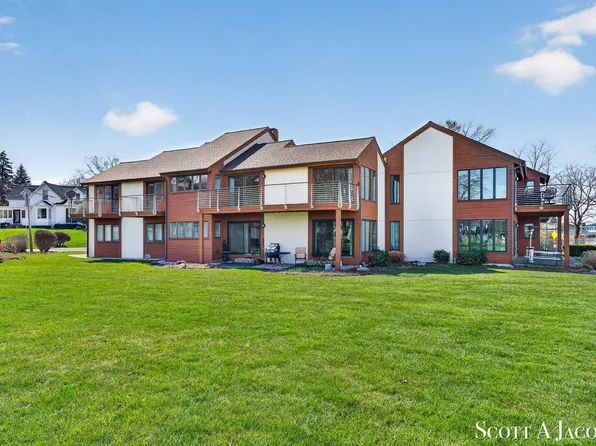 1131 S Shore Dr, Holland, MI 49423