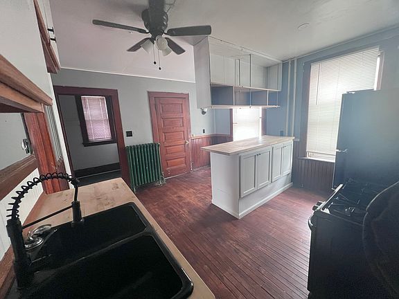 2nd image of 1001 Reaney Ave E #1