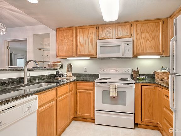 4th image of 4109 224th Lane SE #202
