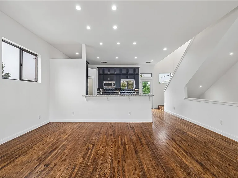 2510 Genesee St — Photo 11