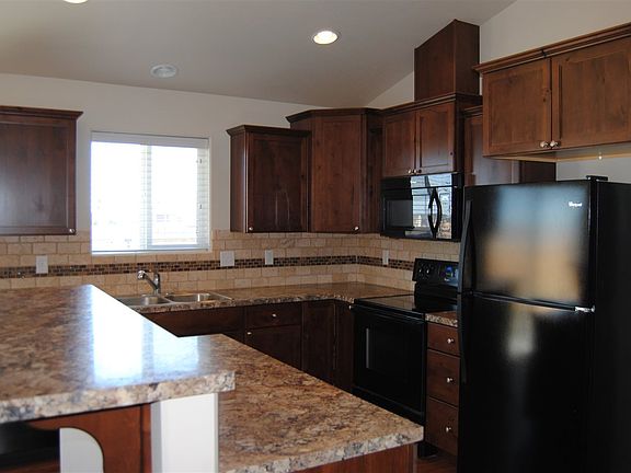 4th image of 815 Parkwood Dr