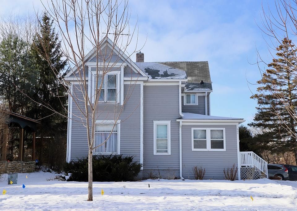 1st image of 900 College St