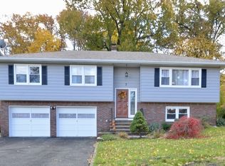 7 Mountain Ridge Dr, Wayne, NJ 07470