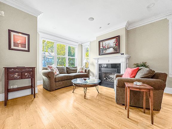5th image of 2135 W Montrose Ave