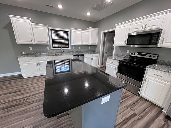 5th image of 102 Twin Oaks Dr