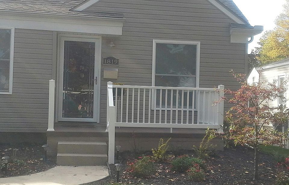 New vinyl porch railing 