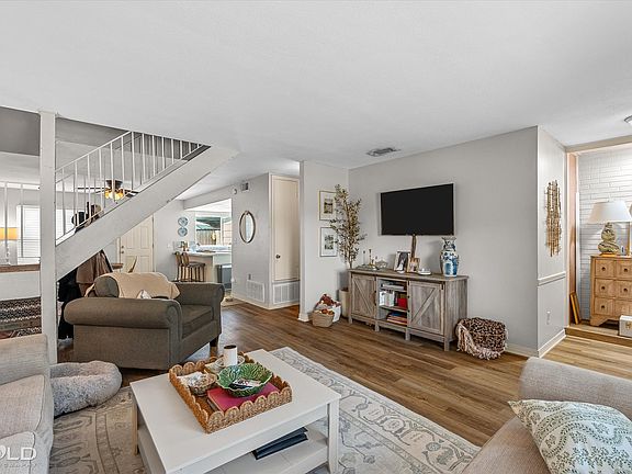 3rd image of 10034 Artesia Dr