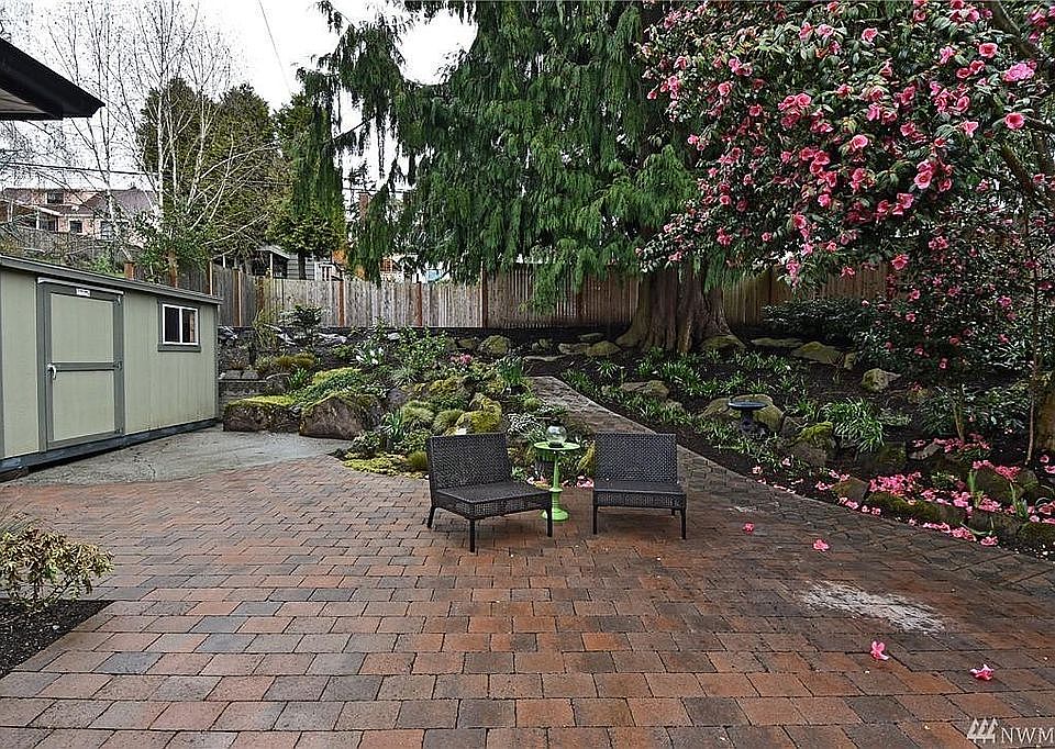 Quiet backyard with large grill
