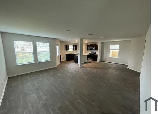 5 bed, 2002 sqft, $2,700 — Photo 2
