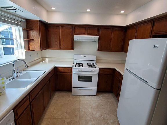 4th image of 76 N Sierra Bonita Ave APT 8