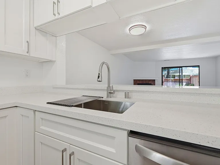 721 Center Ave — Photo 6