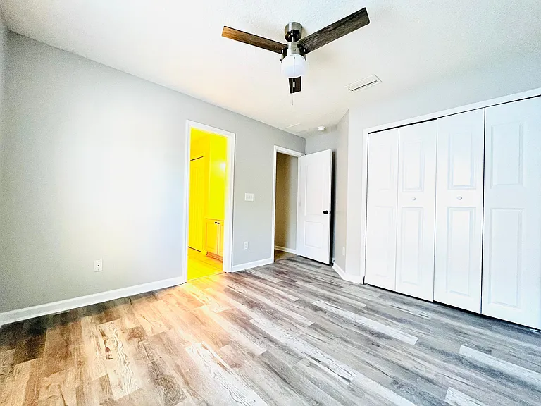 217 W Silverthorn Ln — Photo 8