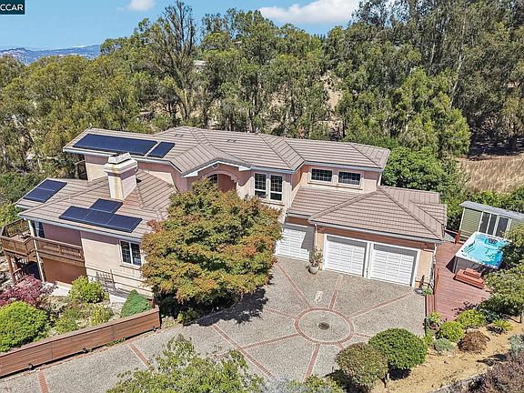 3rd image of 3906 Arbutus Ct