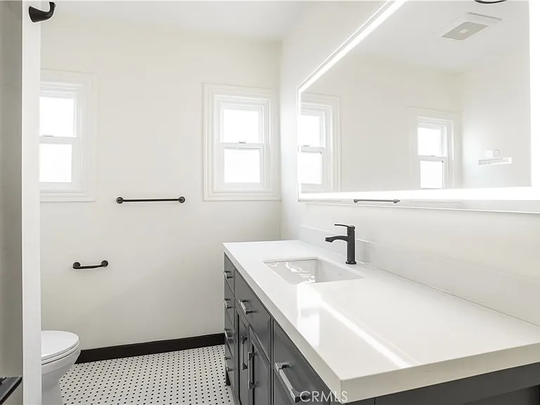 738 S Stanley Ave — Photo 14