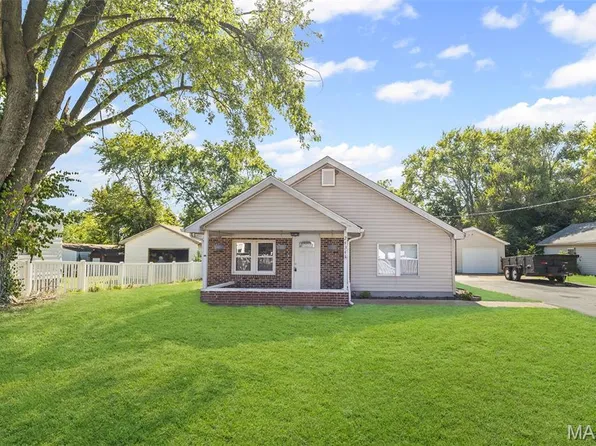 2434 Donna Dr, Cahokia, IL 62206