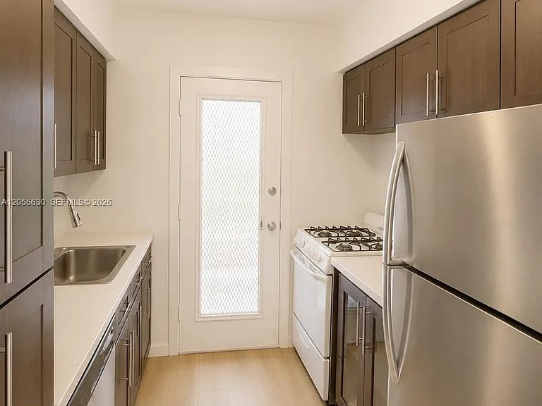 2250 Bay Dr #4 — Photo 3